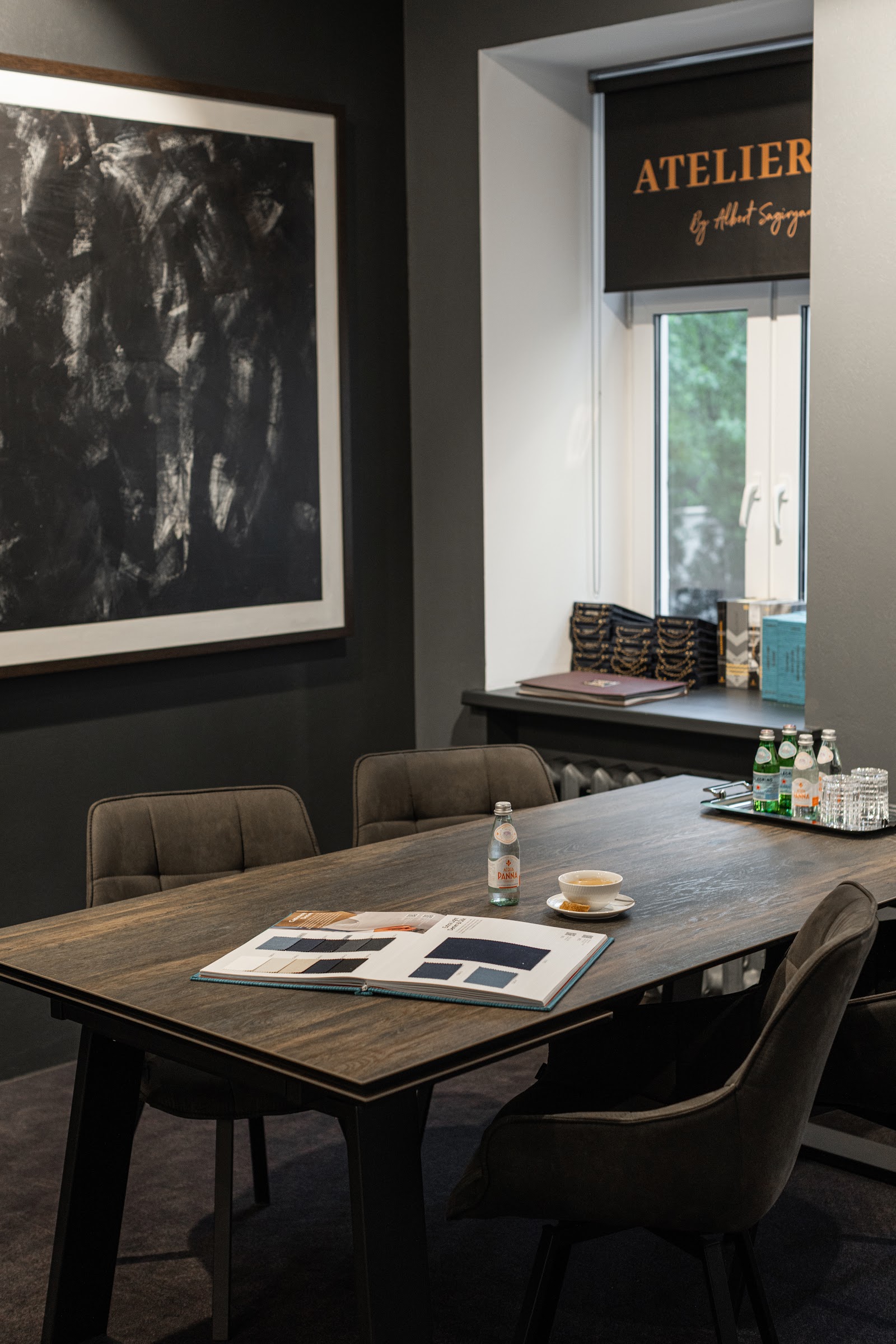 Стол в ателье ATELIER 23, где выбирают ткани