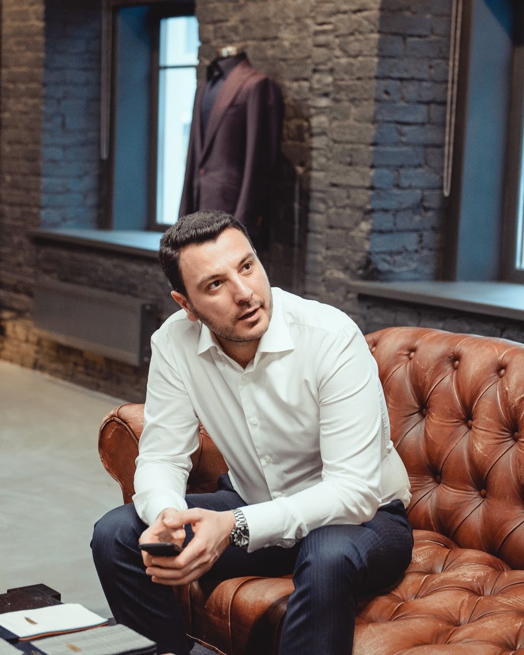 Клиент на кожаном диване в ателье ATELIER 23