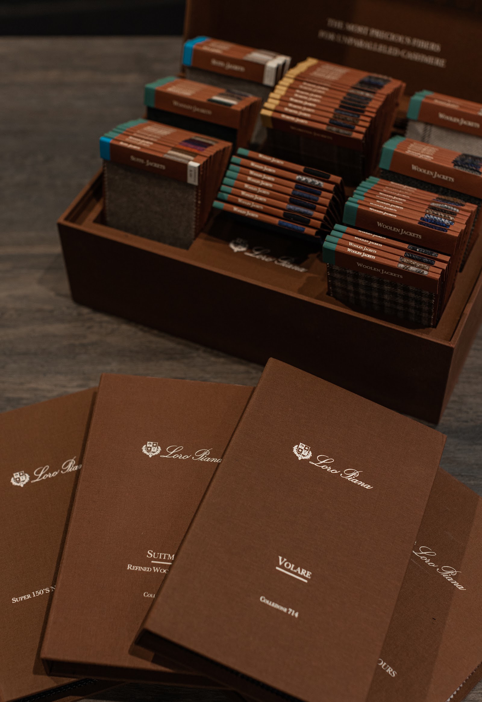Книги образцов тканей Loro Piana в ATELIER 23