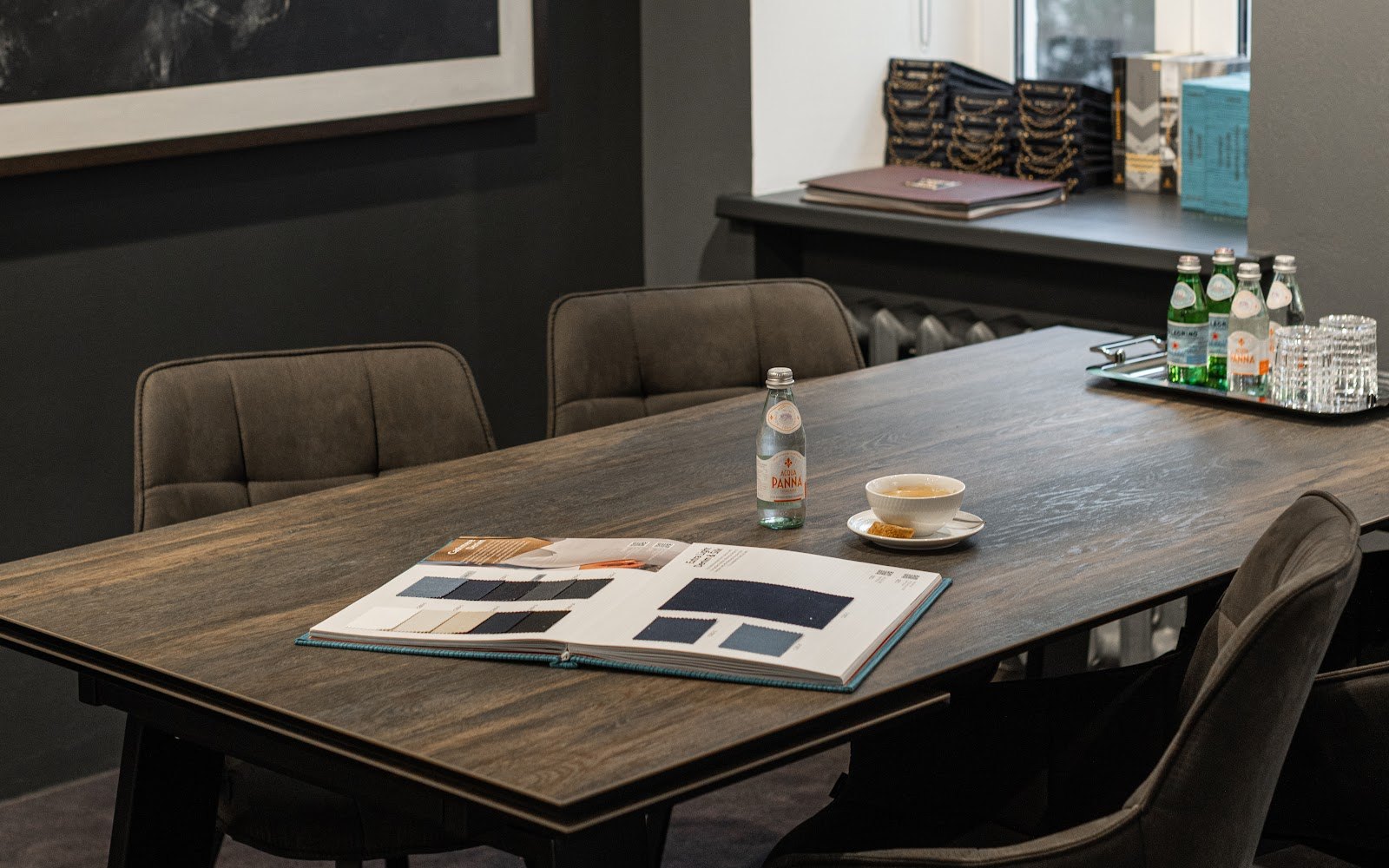 Переговорная ATELIER 23: стол с книгой тканей