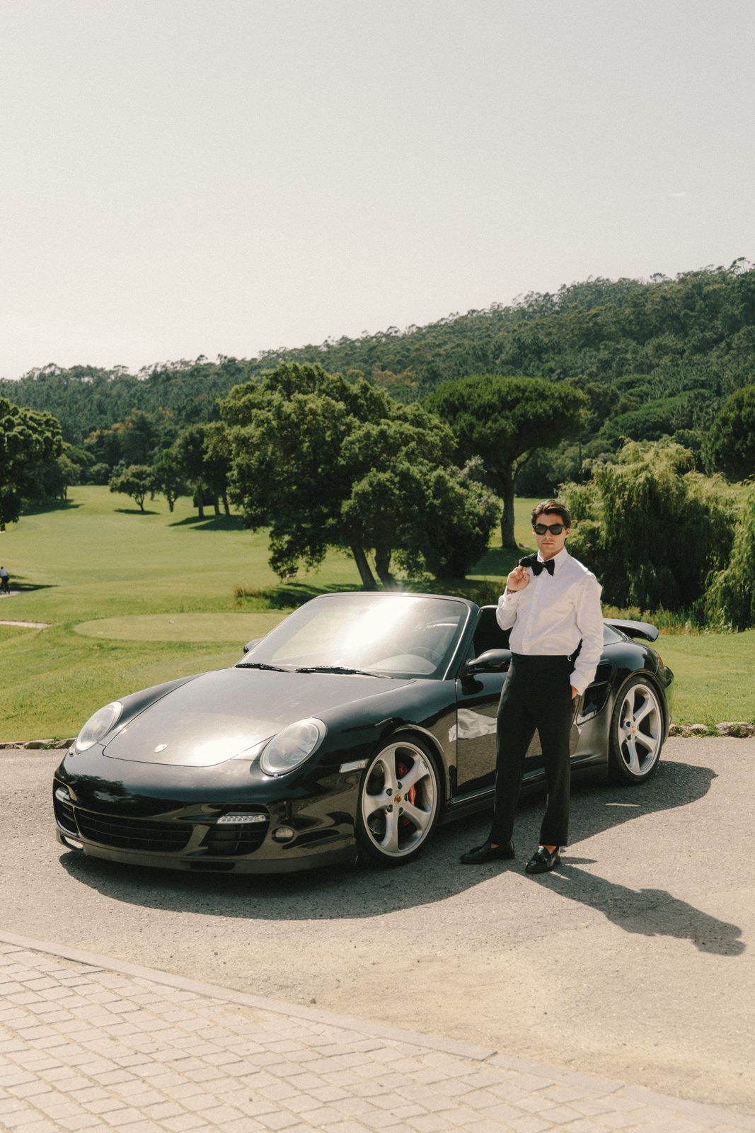 Жених и невеста в Porsche 911 на гольф-поле