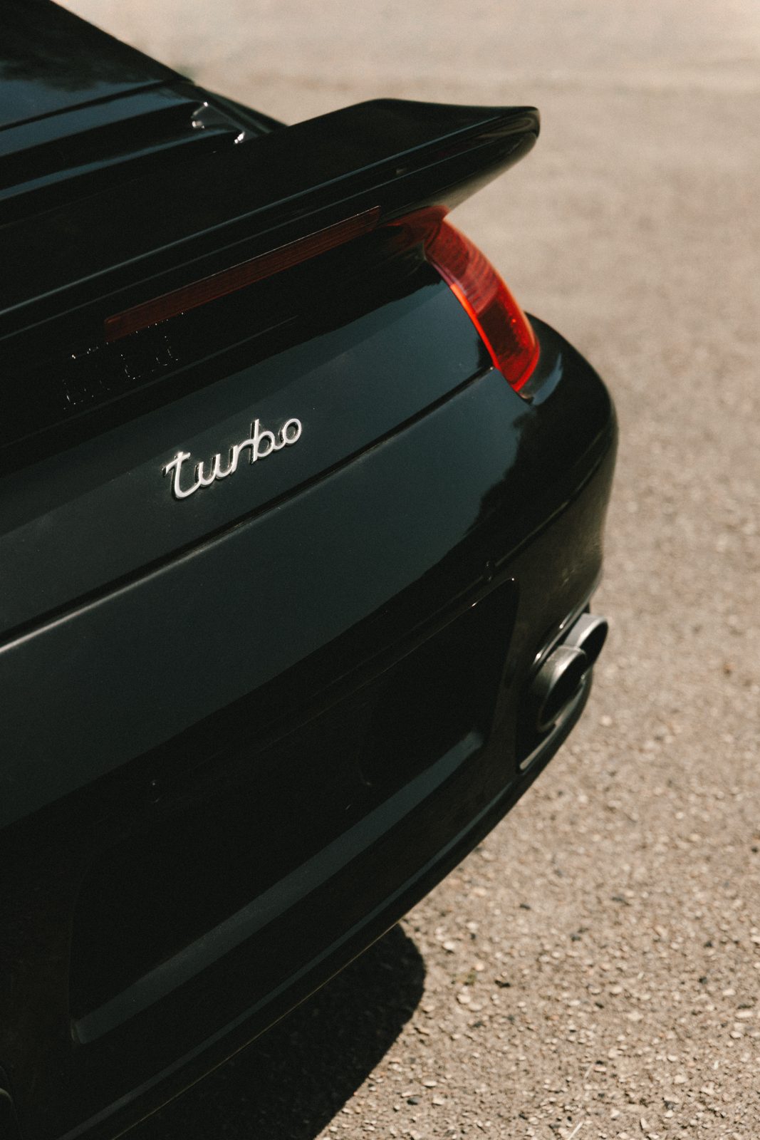Надпись Turbo на крыле чёрного Porsche 911