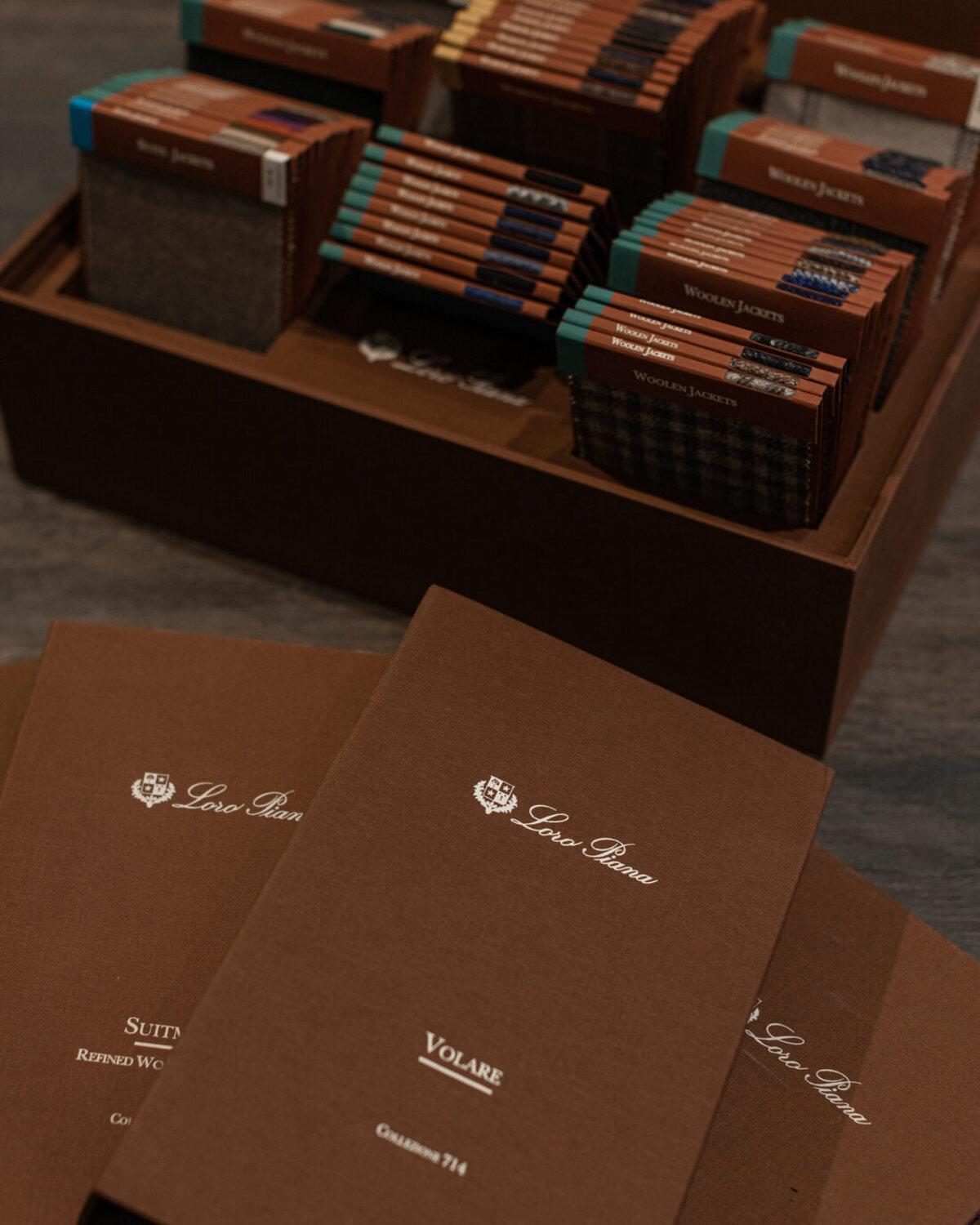 Книги образцов тканей Loro Piana в ателье ATELIER 23 в Москве