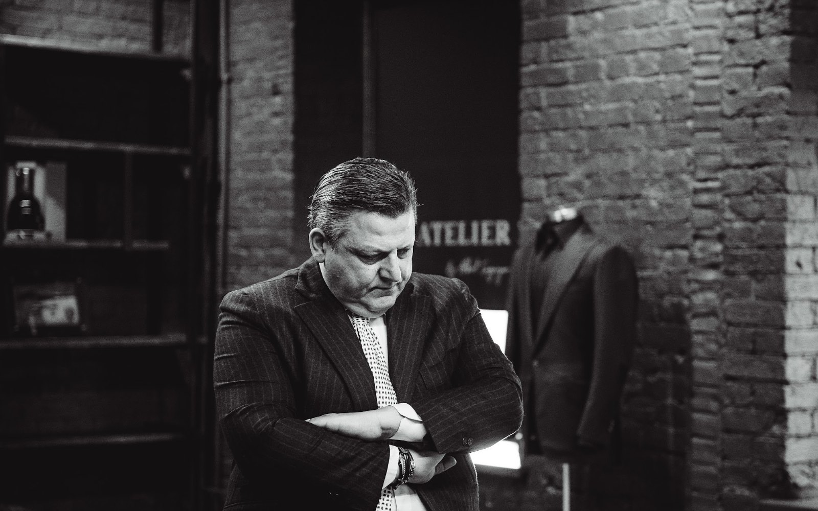 Мужчина в костюме в полоску в ателье ATELIER 23