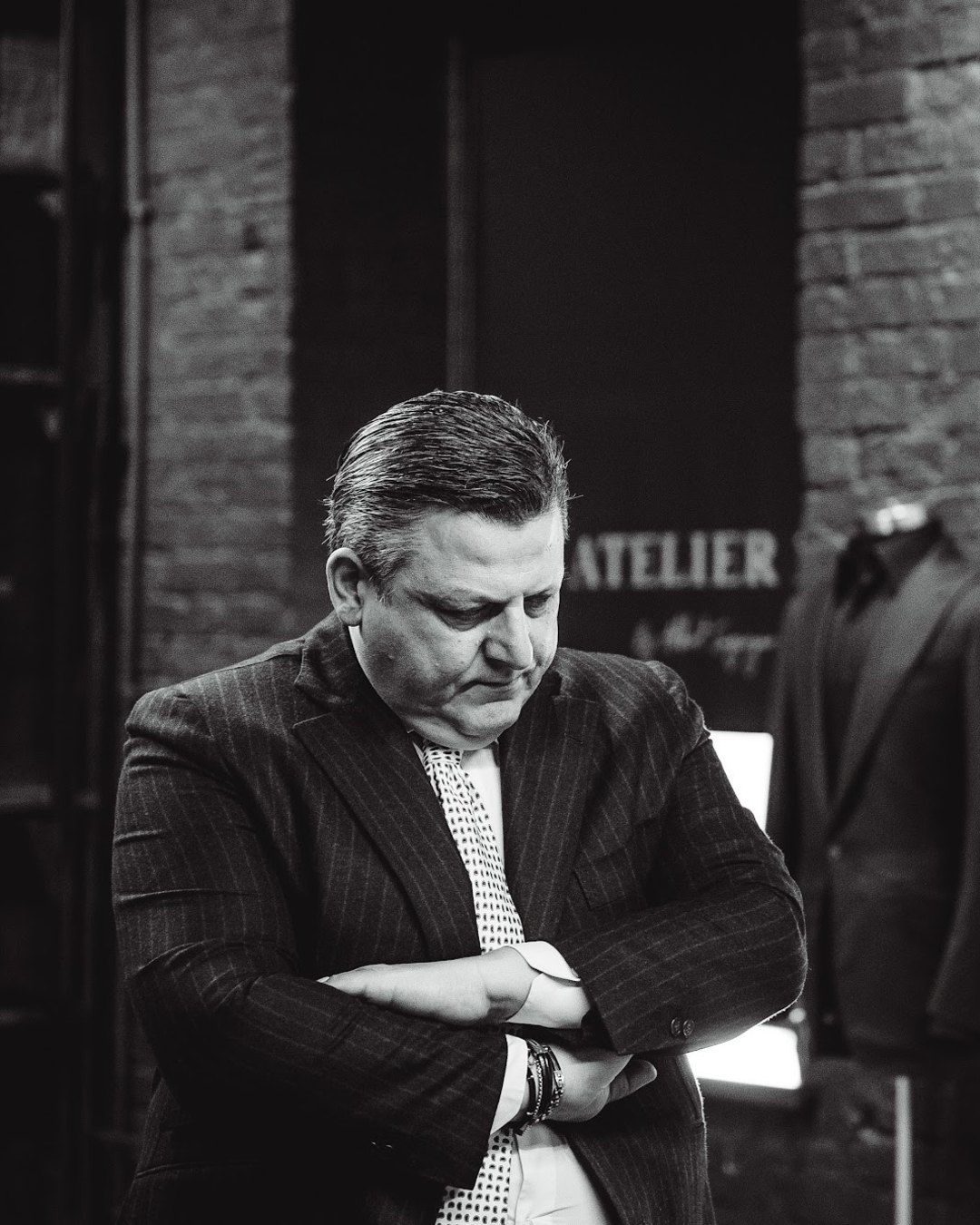 Мужчина в костюме в полоску в ателье ATELIER 23