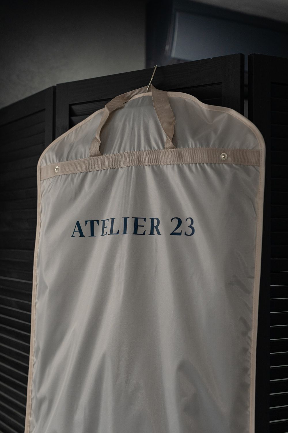 Чехол ATELIER 23 для рубашки на вешалке