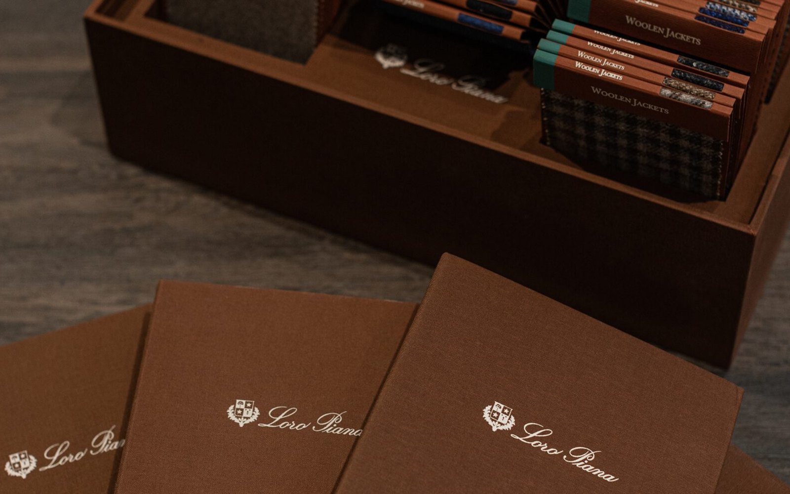 Книги образцов тканей Loro Piana в ATELIER 23