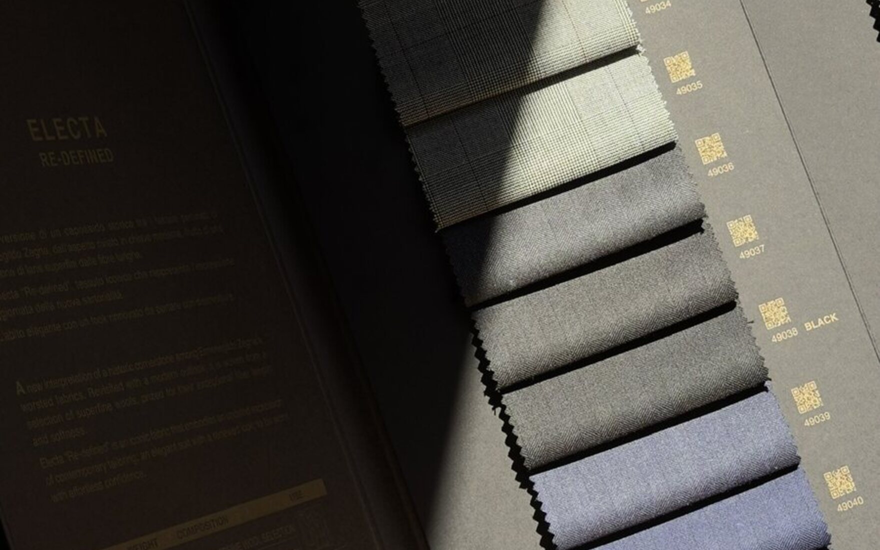 Книга образцов тканей Zegna Electa в солнечном свете в ателье ATELIER 23