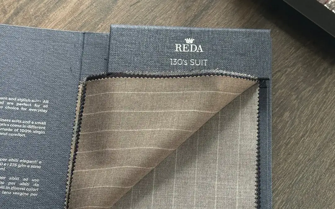 Открытая книга тканей REDA 130’s Suit с образцом в полоску