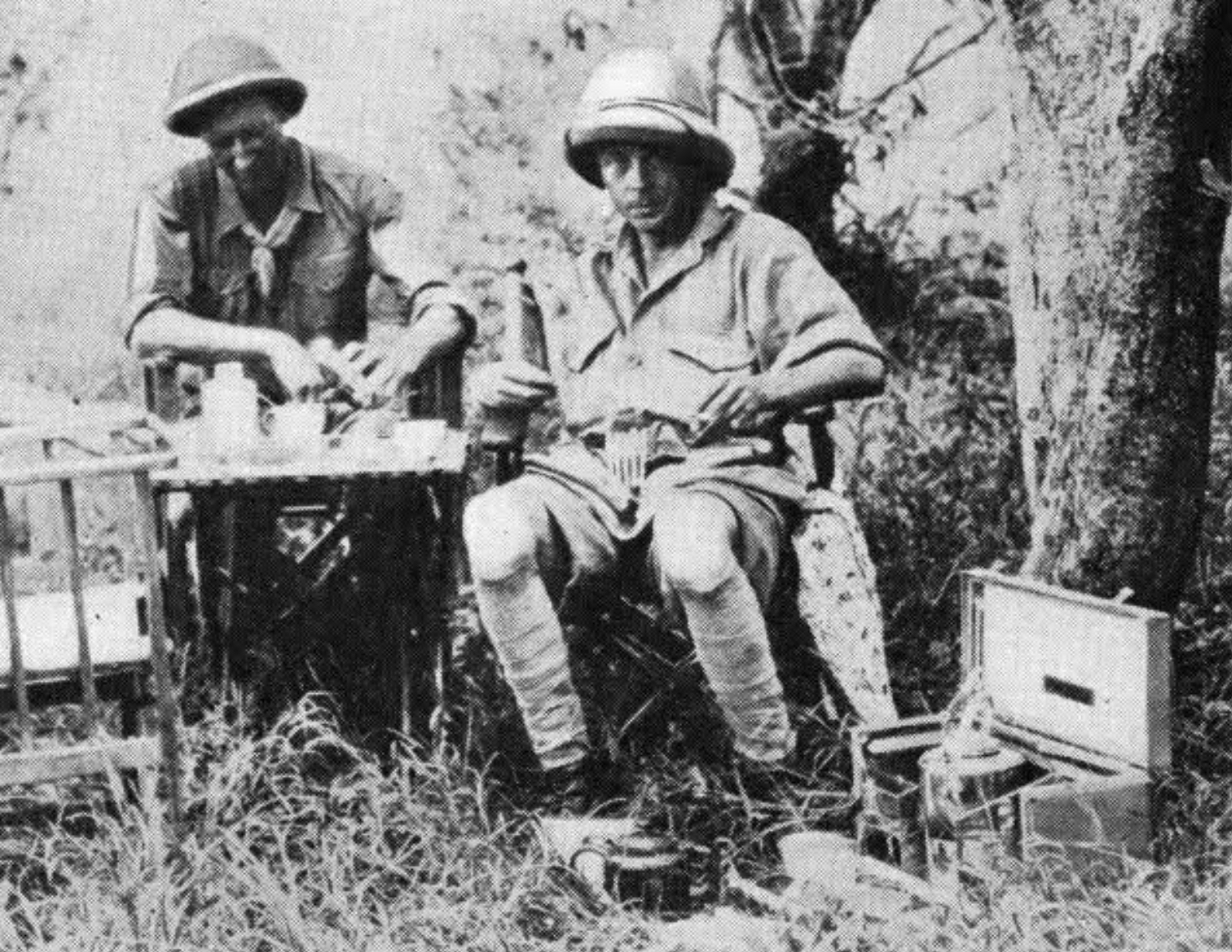 Принц Уэльский и Денис Финч-Хаттон за столом в лагере на сафари в Кении, 1928 год