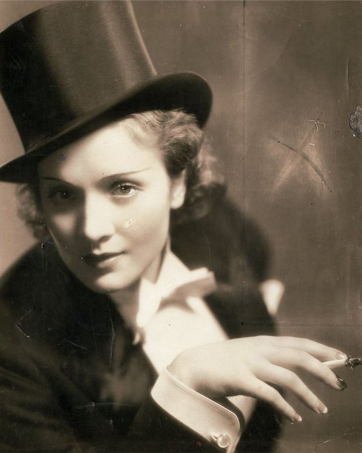 Марлен Дитрих во фраке и цилиндре, фильм «Марокко», 1930 год