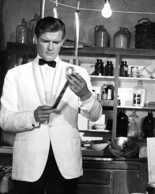 Роджер Мур в белом смокинге с шалевым лацканом, 1969 год