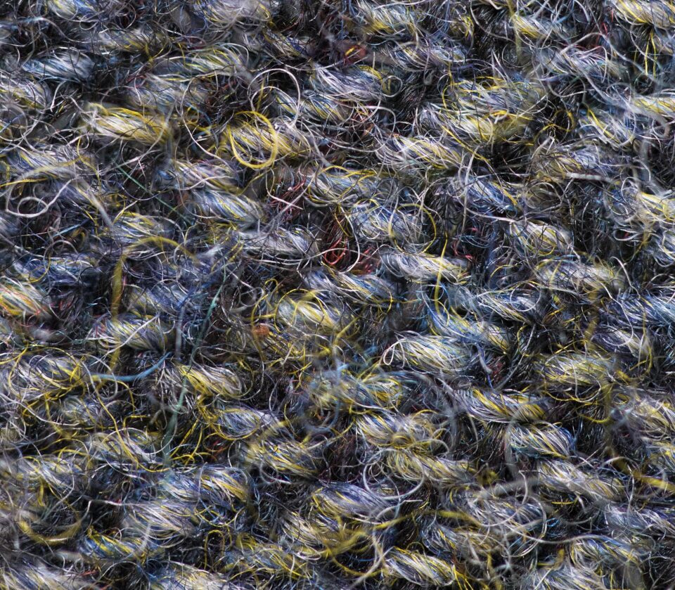 Harris Tweed крупным планом: в одной нити соседствуют несколько оттенков. Фото: Wikimedia Commons, CC0